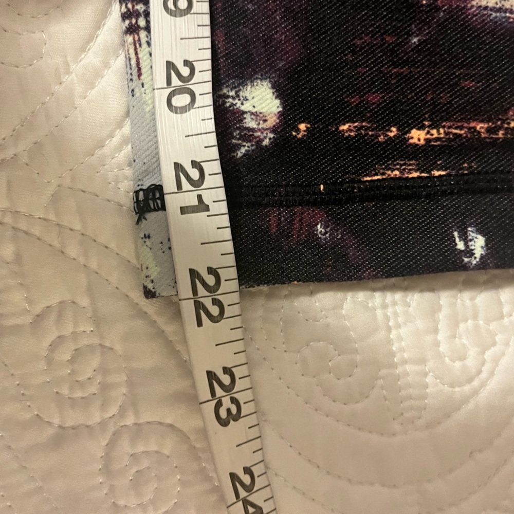 Lululemon Abstract Print Crop Leggings, size 8 - Picture 5 of 7